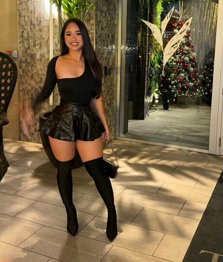 linnsquatsmore pornographic model pics