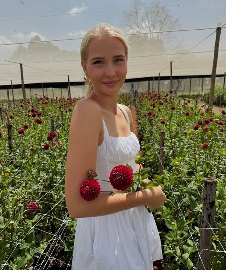 Juliet Small star sexy images