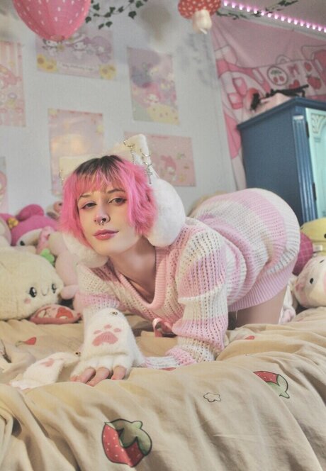 Strawbabyboy model naked image