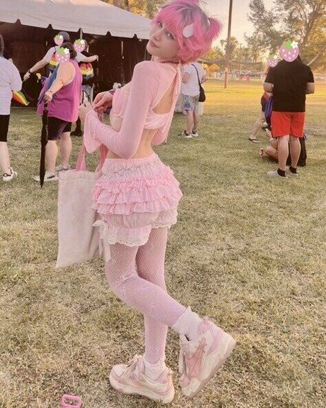 Strawbabyboy adult model gallery