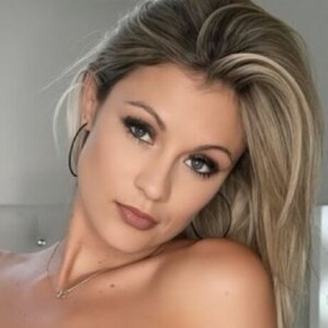 Ellie Taylor star pretty photo