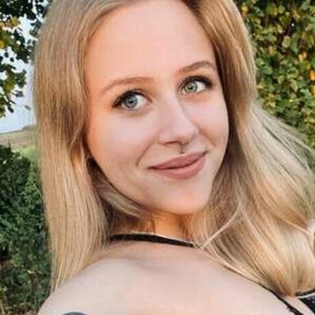 Luna Zuhause model free image