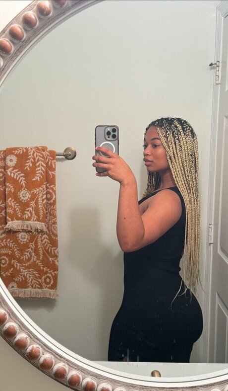 Itzmelanin erotic pornstar pictures