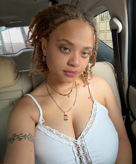 Lexcova hot model img