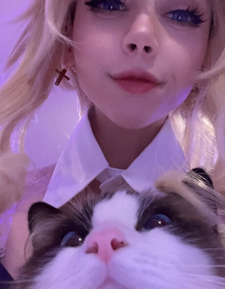 Duckie Cos model pornographic image