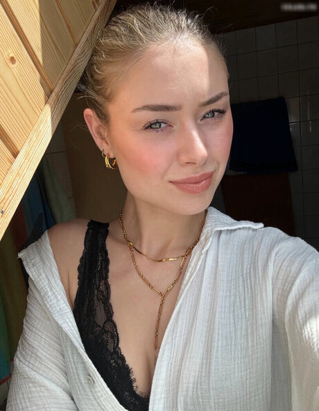 Marie Denise Schwarz hd actress pictures