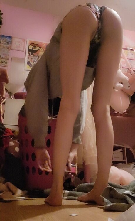 Ariel Harris art model pictures