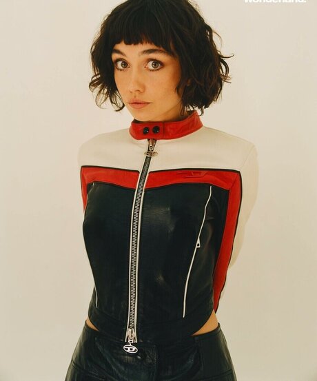 Sydney Chandler model nude pic