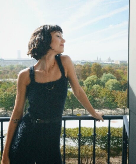 Sydney Chandler top model photos