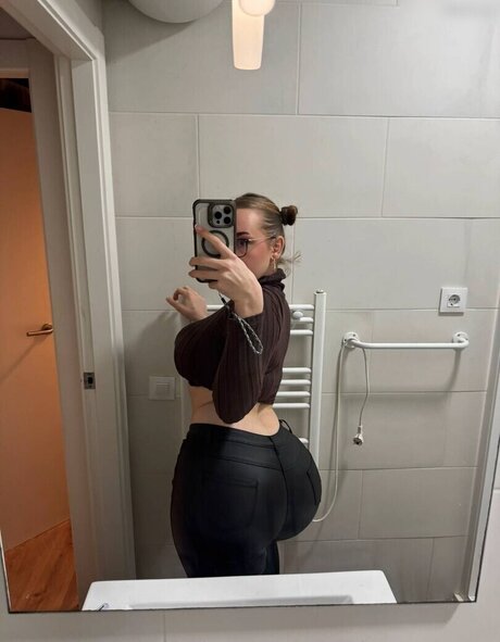 Dr Santi sexy actress pictures