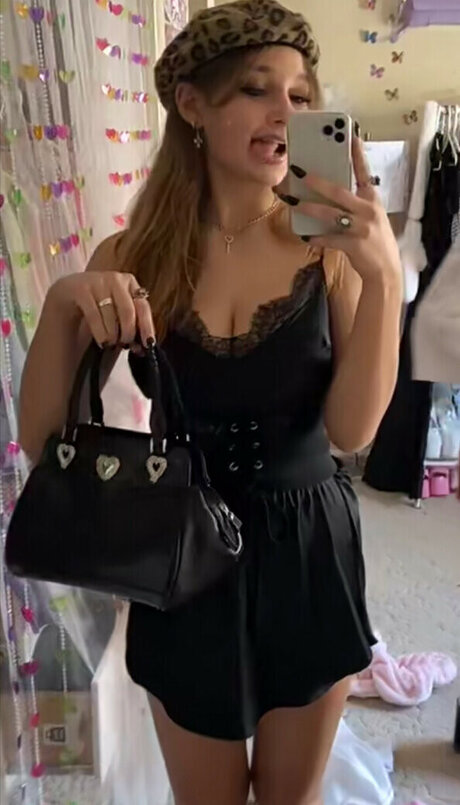 Sara Dobrik sexy pornstar gallery