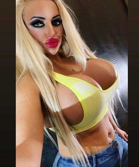 Elina Kalversa naked model img