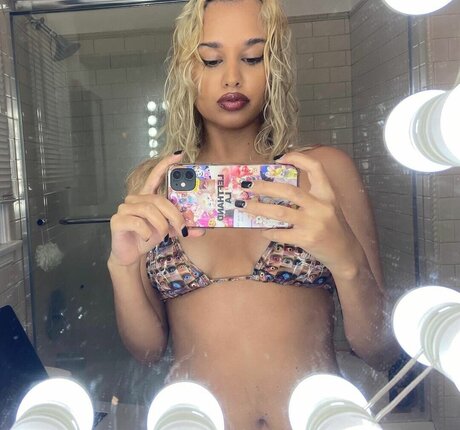 Tommy Genesis free model photo
