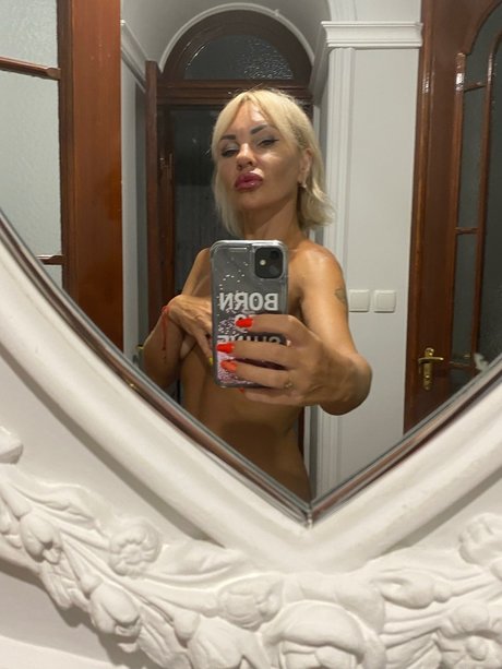 _Nessi the Violinist_ nude model pictures