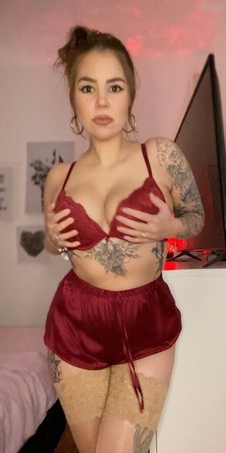 l d cranberry star hot picture