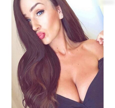 Leonie Schnbck sexy pornstar image