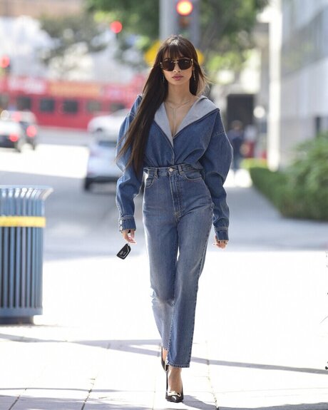 Pia Mia Perez art model pic