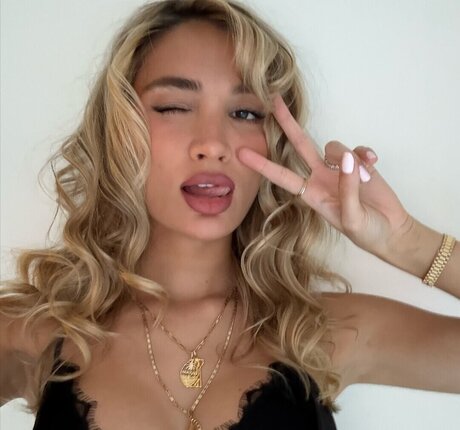 Pia Mia Perez art actress photos