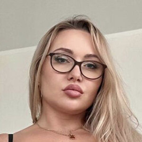 Doggy AA model xxx pics