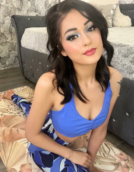 Kayybee model adult img