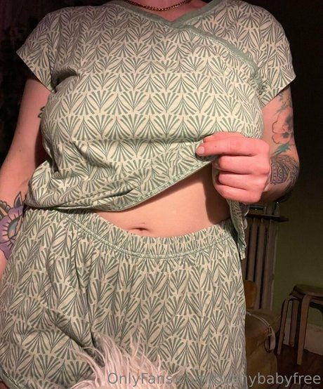 bushybabyfree model nude photo