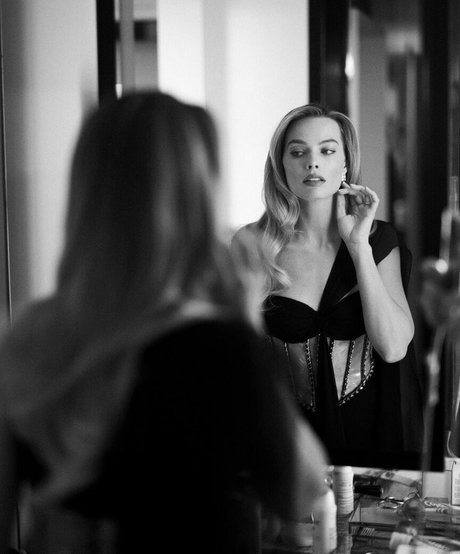 Margot Robbie sexy actress image