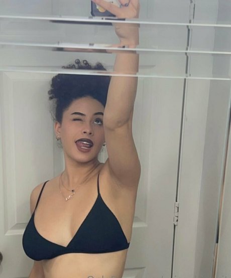 prissybiscuit art model pic