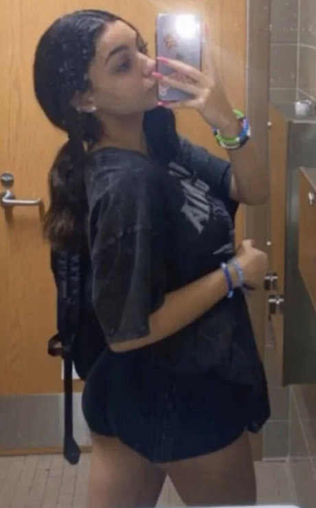 itselessa model naked picture