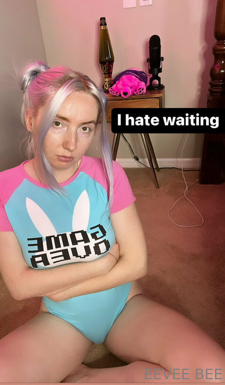 Eevee Bee nude pornstar gallery