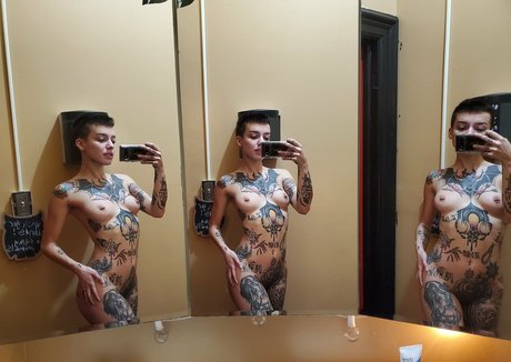 littlespittle model naked img