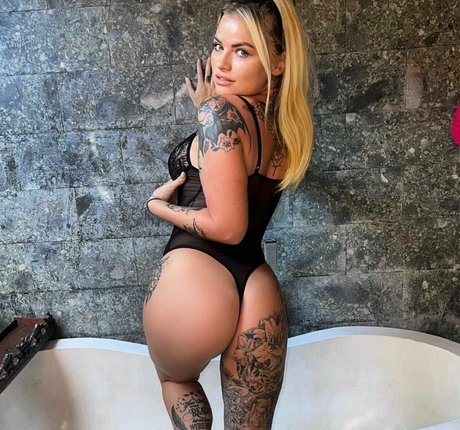 Bella Cox erotic pornstar photos