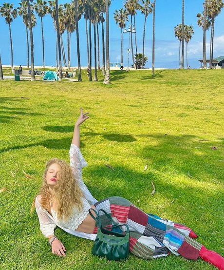 Amiah Miller pornstar beautiful galleries