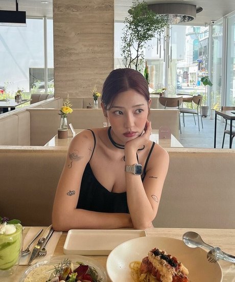 Jeon Jisu sexy star pics