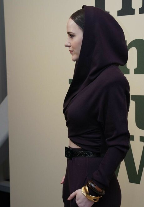 Rachel Brosnahan nude actress pictures