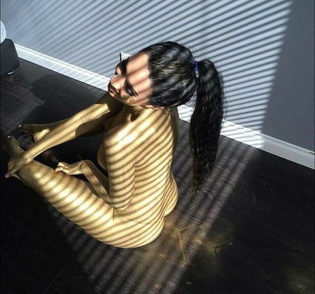 Paris Dylan xxx model photos