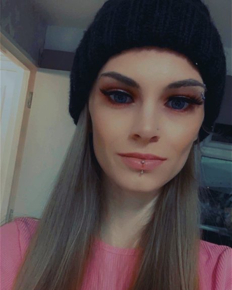 Chloe Neale star photo