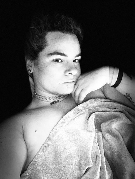 Lilly Fallenstar naked pornstar image