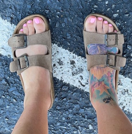 Lola Burns hot actress photos