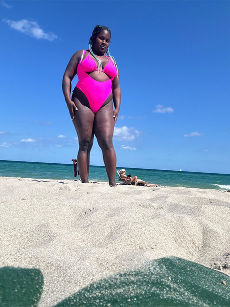 LustyLucyXXX FREE PAGE nude model photo