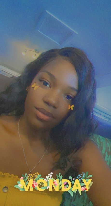 Mela_ erotic model image