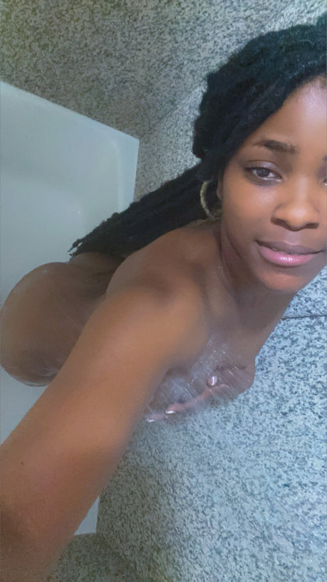 BluuHazee model nude pic