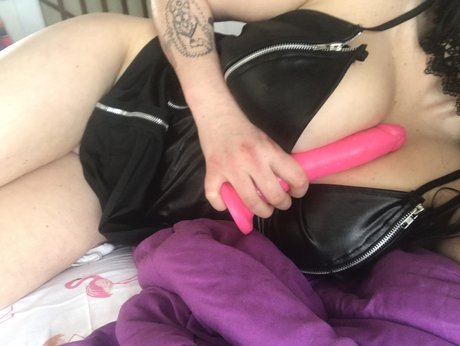 MinnieMoans naked pornstar galleries