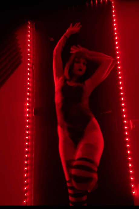 Morbide beautiful model img