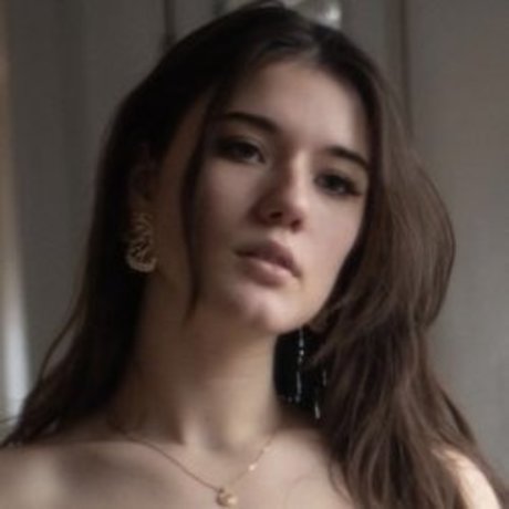 Naomi Highlander pretty model gallery