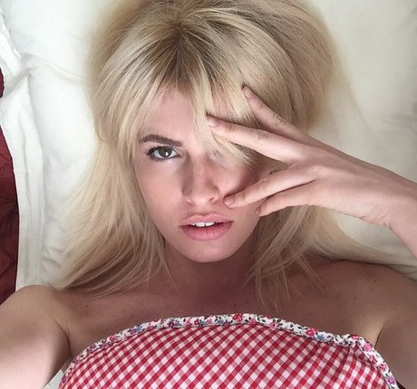 Adriana Abenia hot actress pictures