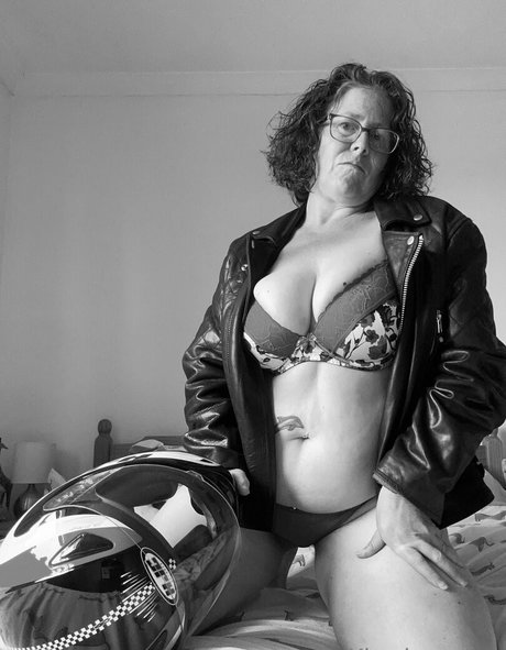 khariscurves free actress pictures