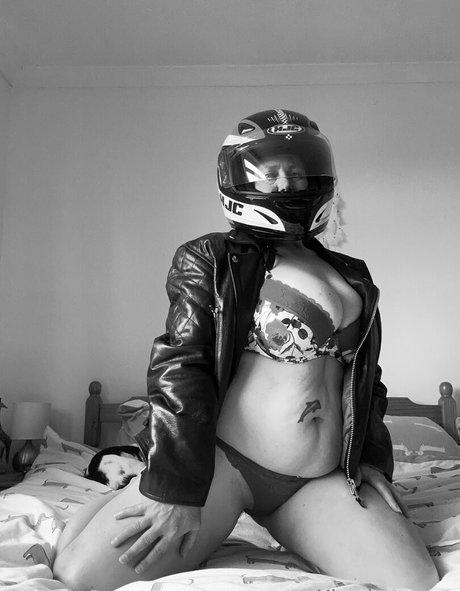 khariscurves star exclusive image