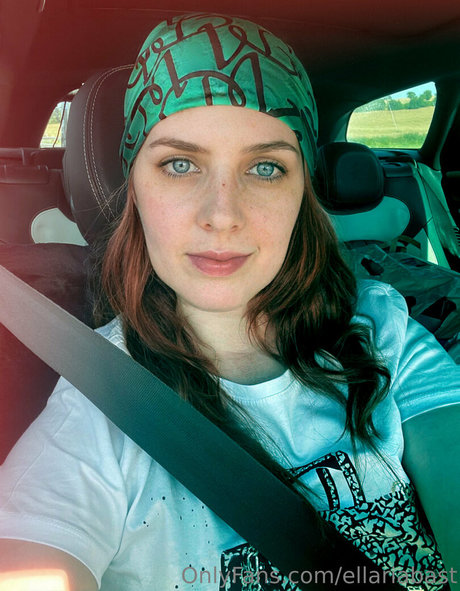 ellariabast naked model pic