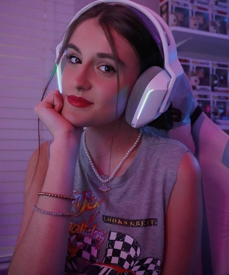 Maggie Roscher exclusive star image