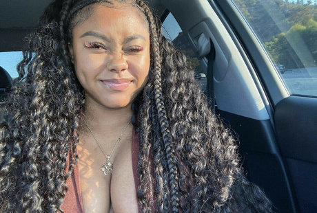 Dejarennae model nude pic